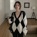V-neck black and white lattice contrast sweater autumn new retro Hong Kong style lazy wind long sleeve sweater for women